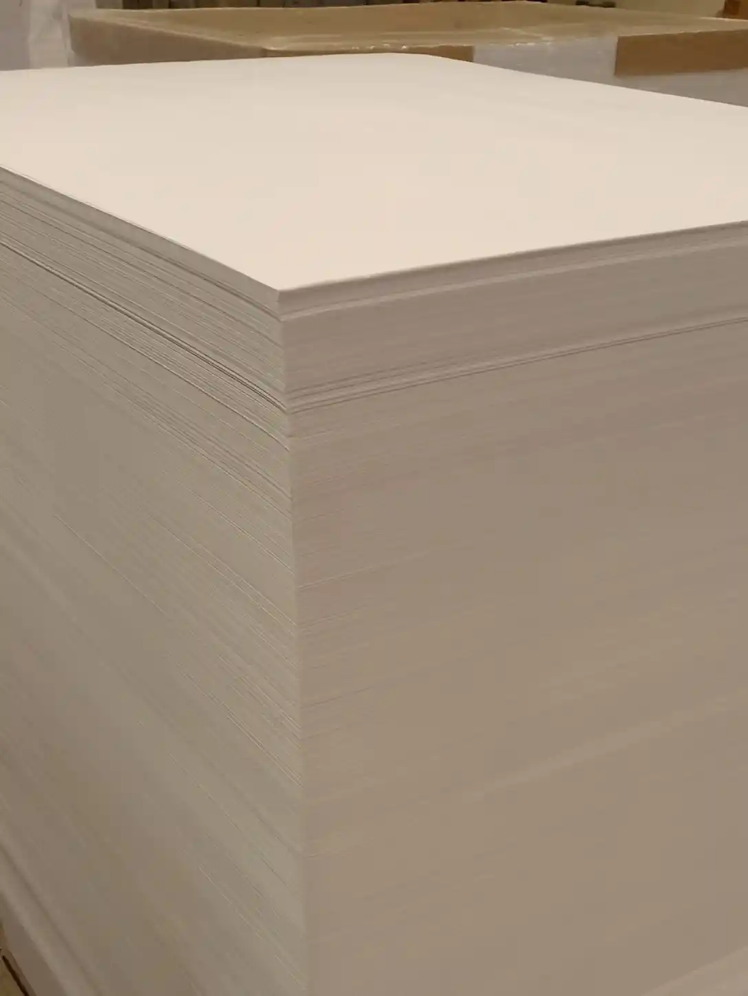 Hoher Stapel unbedruckter Papierbogen auf einer Palette für die Herstellung unserer Fahrerkalender.