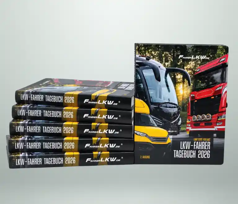 LKW-Fahrer-Tagebuch 2026 mit roten und gelben Fahrzeugen auf dem Cover neben fünf gestapelten Exemplaren.