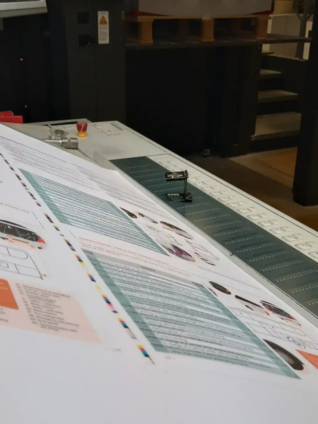 Gedruckte Kalenderseiten mit Tabellen und Informationen für Berufskraftfahrer während der Produktion.
