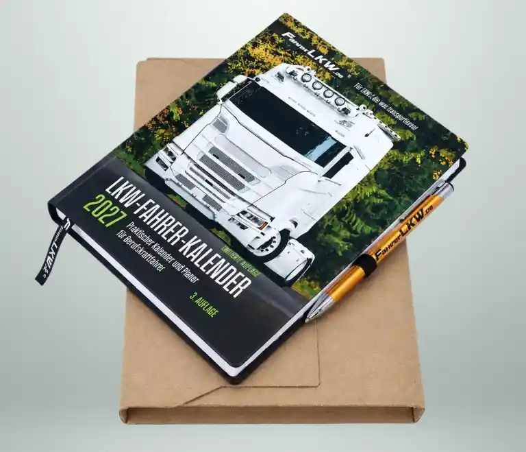 LKW-Fahrer-Kalender 2027 der dritten Auflage mit weißem Lkw auf dem Hardcover, Kugelschreiber und Versandverpackung.