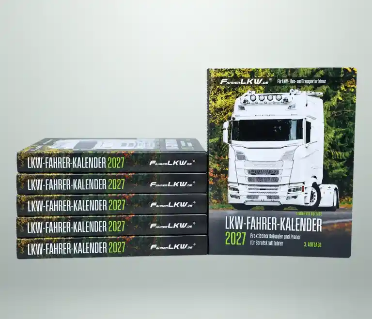 LKW-Fahrer-Kalender 2027 mit weißem Lkw auf der Titelseite neben fünf gestapelten Exemplaren der dritten Auflage.
