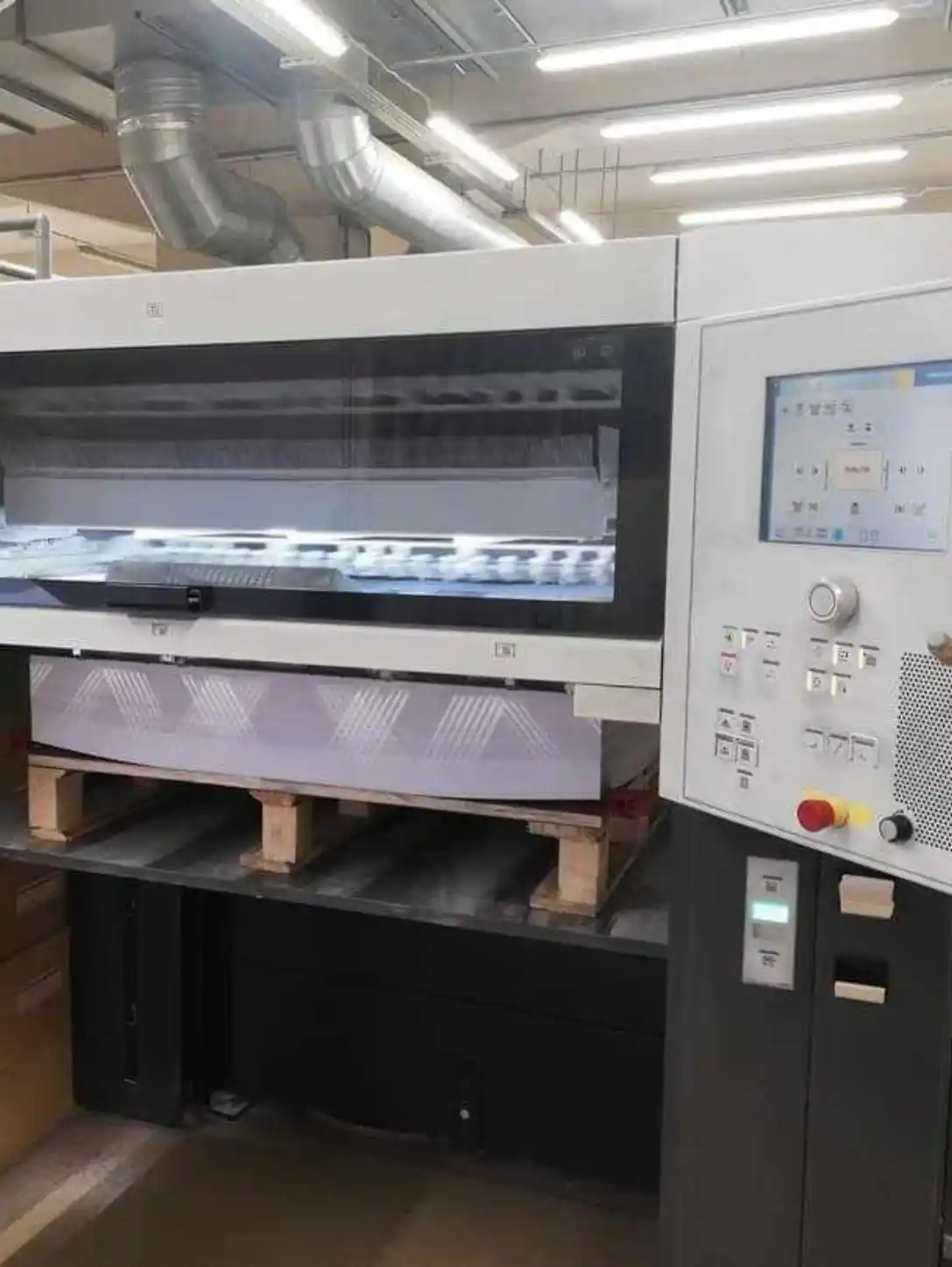 Industrielle Druckmaschine bei der Herstellung unserer Fahrerkalender.