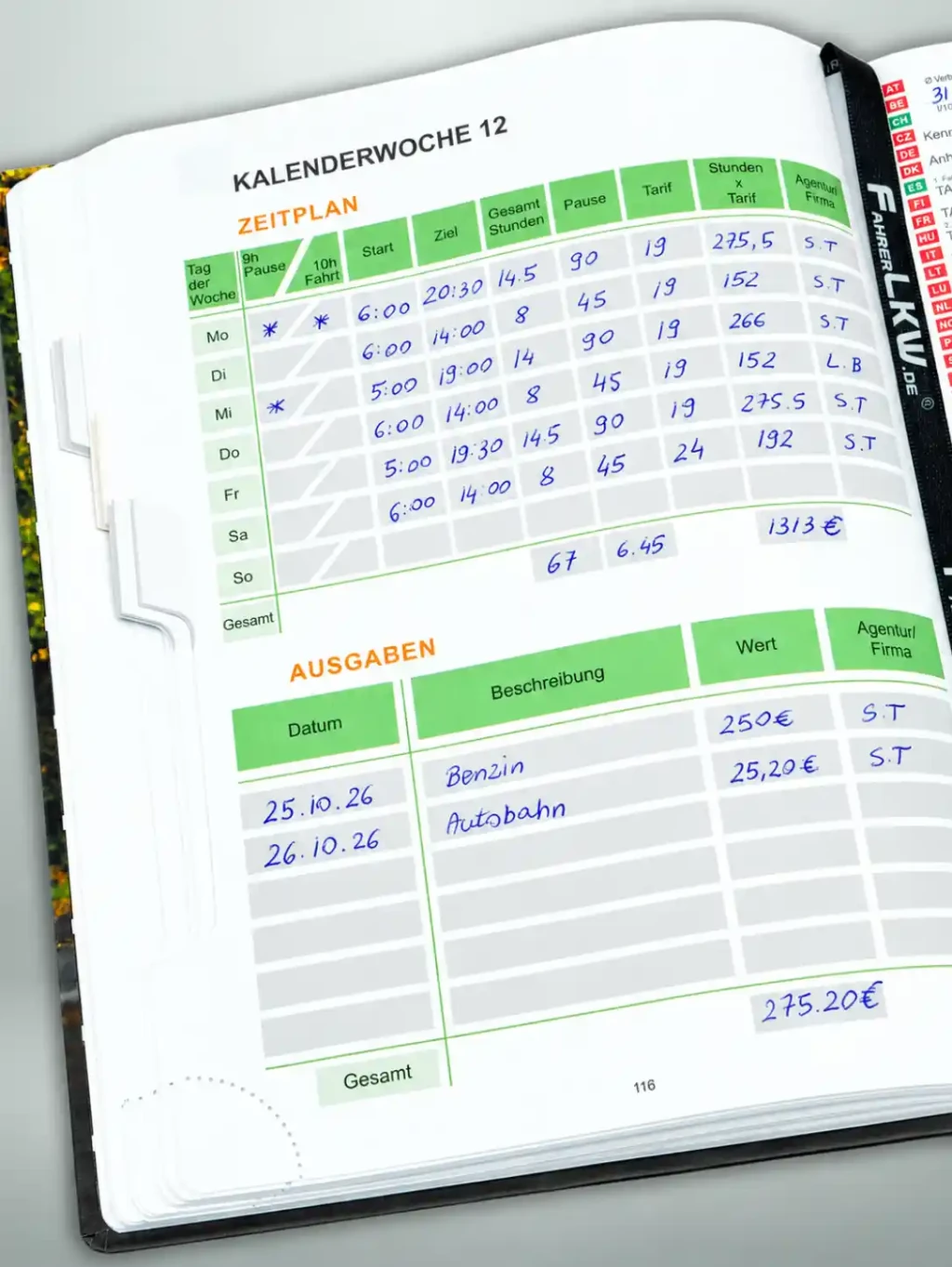 LKW-Fahrer trägt Arbeitszeiten und Tourdaten in den LKW-Fahrer-Kalender 2027 ein