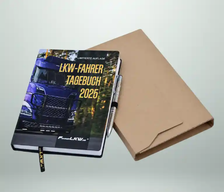 LKW-Fahrer-Tagebuch 2025 mit violettem Lkw-Motiv, Kugelschreiber und brauner Versandverpackung.
